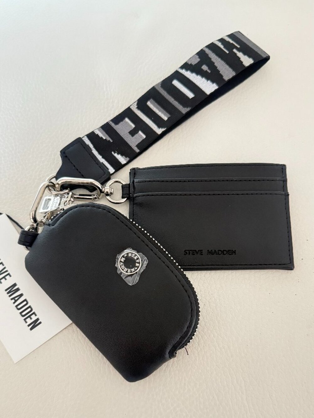NWT STEVE MADDEN BARISA POUCH WITH WRISTLET WALLET BAG BLACK